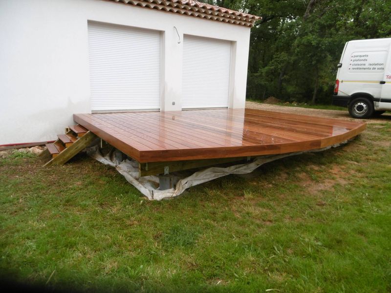 TERRASSE SUR STRUCTURE A NANS LES PINS DANS LE VAR