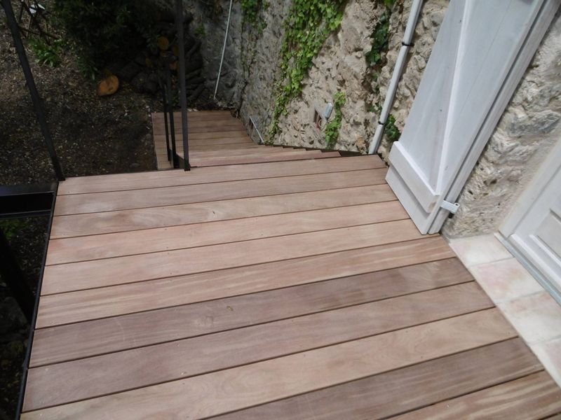 TERRASSE LAME CUMARU STRUCTURE METALLIQUE A LORGUES PROCHE DE DRAGUIGNAN