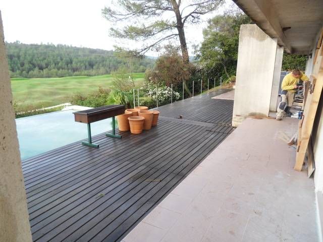 TERRASSE BOIS SUR PILOTIS A BRIGNOLES DANS LE VAR