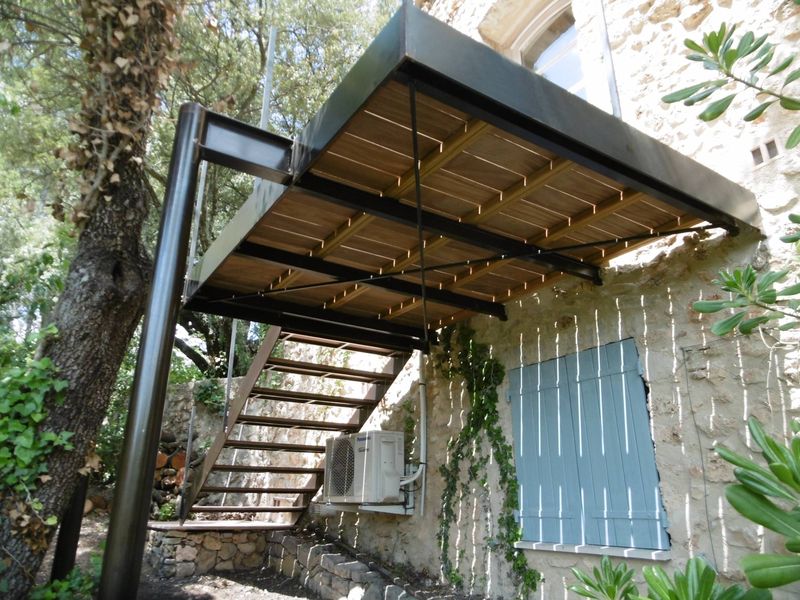 TERRASSE LAME CUMARU STRUCTURE METALLIQUE A AMPUS PROCHE DE DRAGUIGNAN