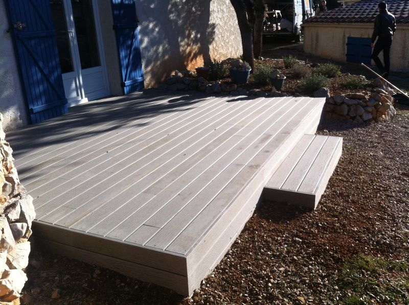 TERRASSE BOIS A BRAS A PROXIMITE DE ST MAXIMIN LA STE BAUME