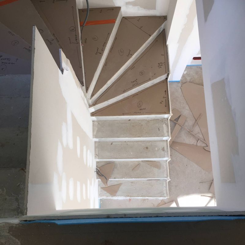 HABILLAGE ESCALIER BETON EN CHENE A SAINT MAXIMIN DANS LE VAR
