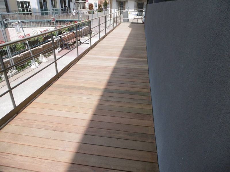 TERRASSE BOIS LAME IPE DANS UN RESTAURANT AU CENTRE VAR