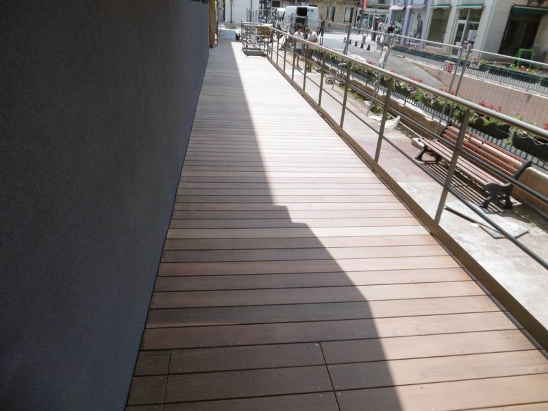 TERRASSE BOIS LAMES IPE DANS UN RESTAURANT A DRAGUIGNAN 