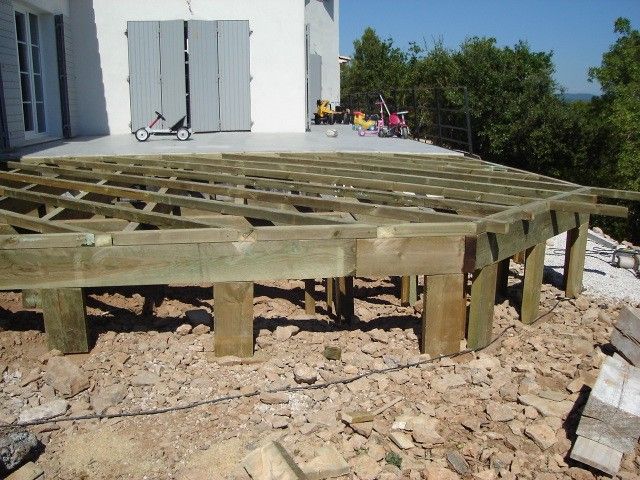 TERRASSE SUR PILOTIS