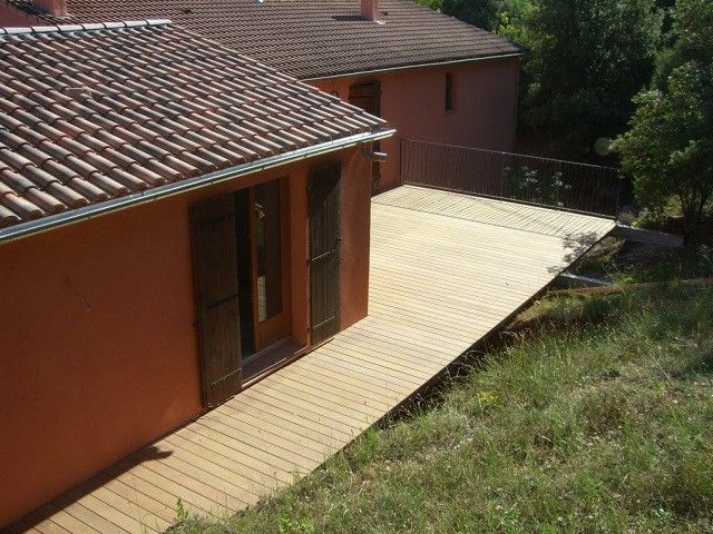 LA TERRASSE GAGNEE SUR LE VIDE A FLASSANS SUR ISSOLE DANS LE VAR