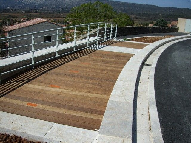 PLACE DE VILLAGE TERMINEE A POURRIERES A PROXIMITE DE ST MAXIMIN LA STE BAUME 