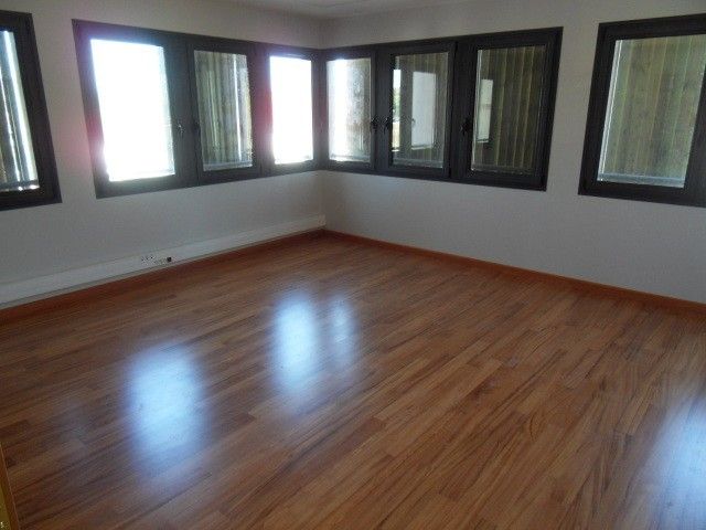 REALISATION D'UN PARQUET CONTRECOLLE EN DOUSSIE POUR L'AMENAGEMENT DU BUREAU DU PRESIDENT DU CONSEIL GENERAL - SAINT MAXIMIN (VAR)