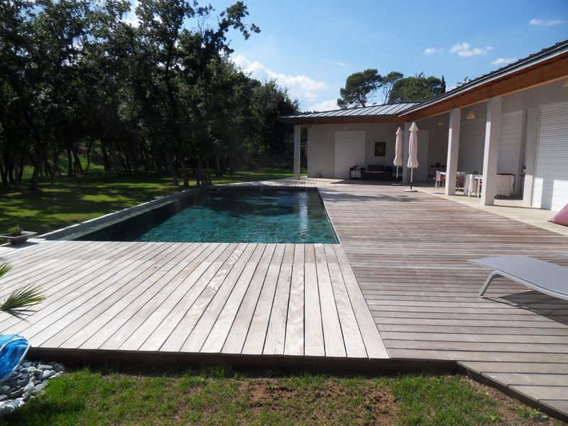 TERRASSE BOIS A BRIGNOLES A PROXIMITE DE LA CELLE