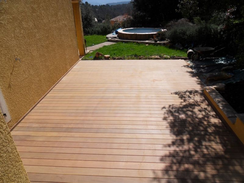 TERRASSE BOIS A TOURVES DANS LE VAR 