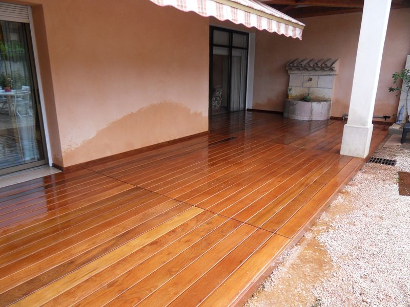 TERRASSE EN BOIS A BRAS DANS LE VAR