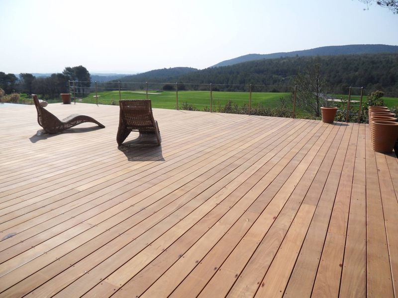 TERRASSE BOIS A COTIGNAC PRES DE CARCES