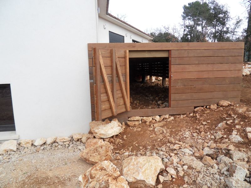 HABILLAGE VERTICAL A NANS LES PINS A PROXIMITE DE ST MAXIMIN 