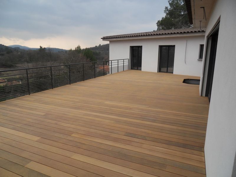 TERRASSE BOIS A ROUGIERS DANS LE VAR