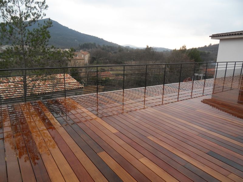 TERRASSE BOIS A TOURVES A PROXIMITE DE ST MAXIMIN LA STE BAUME