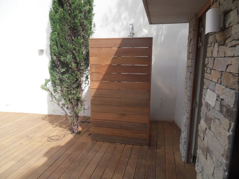 PAROI DE DOUCHE EN IPE A DRAGUIGNAN DANS LE VAR