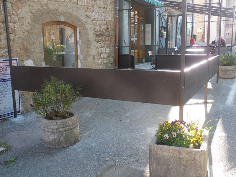 TERRASSE EN ACACIA A PONTEVES DANS LE HAUT VAR 