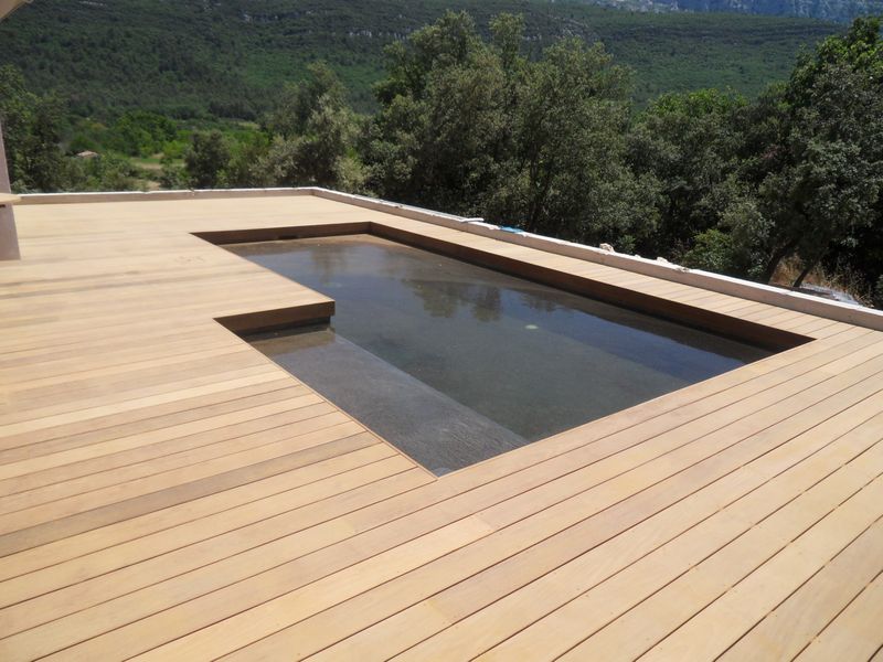 PLAGE PISCINE A NANS LES PINS DANS LE VAR