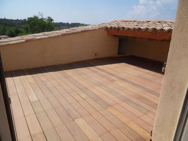 BALCON EN BOIS EXOTIQUE A CUERS A PROXIMITE DE SOLLIES PONT