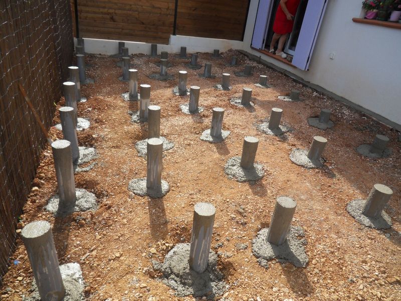 TERRASSE SUR PLOTS BETON DANS LE VAR