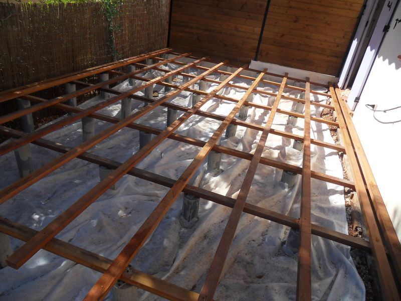 TERRASSE SUR PLOTS BETON DANS LE VAR