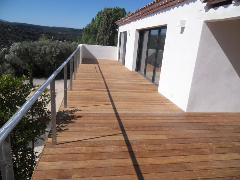TERRASSE BOIS A CASSIS DANS LES BOUCHES DU RHONE