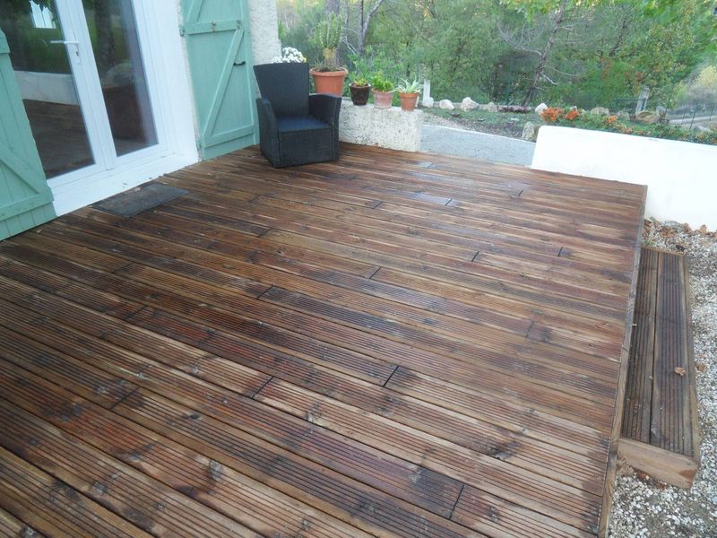 TERRASSE EN PIN AUTOCLAVE CLASSE IV A BRAS DANS LE VAR