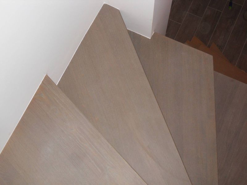 FINITION D'UN ESCALIER EN CHENE A SAINT MAXIMIN DANS LE VAR