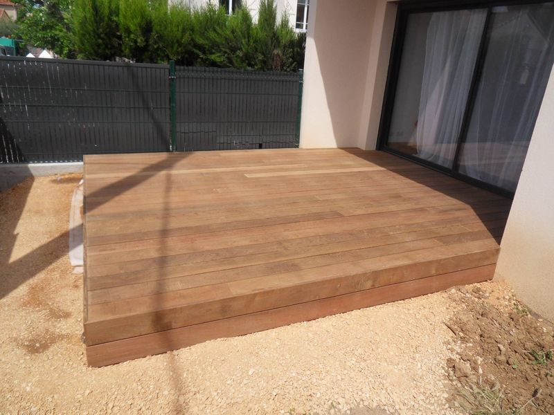 TERRASSE BOIS A TRETS DANS LES BOUCHES DU RHONE