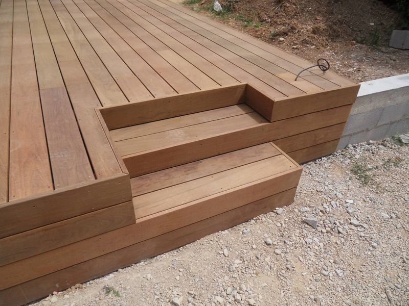 TERRASSE BOIS A TRETS DANS LES BOUCHES DU RHONE