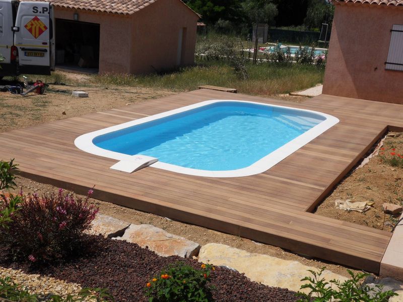 ENTOURAGE DE PISCINE PLOTS BETON A BRIGNOLES DANS LE VAR 